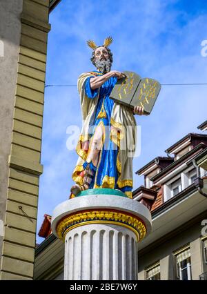 Biblische Figur, Moses mit Gesetzestafeln, Moses-Brunnen am Münsterplatz, Innenstadt, Bern, Kanton Bern, Schweiz Stockfoto