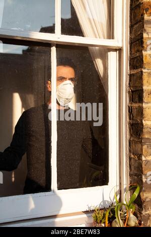 Mann mit Maske im Innen - Coronavirus2020 Stockfoto