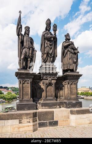 Statuen der Heiligen Norbert, Wenzel und Sigismund, Freiluft-Skulpturen von Josef Max auf der Karlsbrücke, Prag, Tschechien. Stockfoto