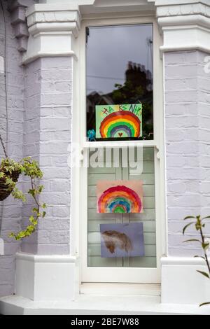 Regenbogen Zeichnungen in Fenster als Dank an NHS-Mitarbeiter, Coronavirus 2020 Stockfoto