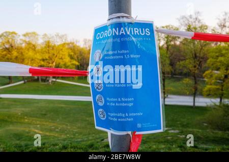 Schild zur Eindämmung des Coronavirus, englischer Garten, München, Oberbayern, Bayern, Deutschland Stockfoto