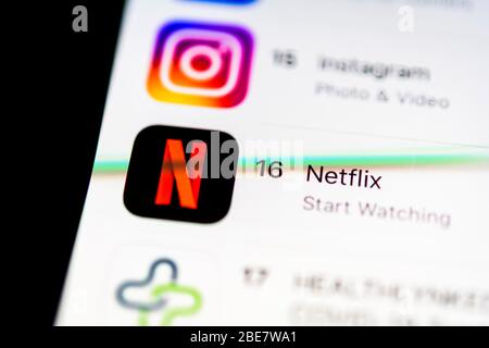 Netflix App im Apple App Store, Film- und Video-Streaming-Dienst, App-Symbol, Display auf einem Display von Mobiltelefon, iPhone, iOS, Smartphone Stockfoto