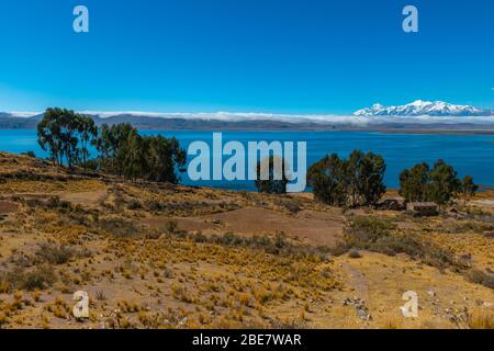 Aymaran Land mit der Cordillera Real und ihren 6.000 m hohen Gipfeln, Halbinsel Huata, Department La Paz, Bolivien, Lateinamerika Stockfoto