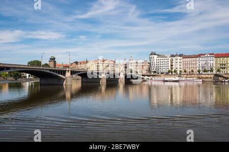 Die Jirásek-Brücke und das Rašín-Ufer mit dem Tanzhaus ('Tančící dům'), entworfen von Vlado Milunić und Frank Gehry. Prag, Tschechische Republik. Stockfoto