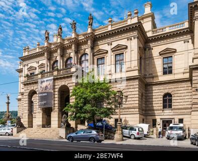 Das Rudolfinum (1885) ist ein Gebäude im Stil der Neorenaissance und der Konzertsaal, in dem sich die Tschechische Philharmonie befindet. Prag, Tschechische Republik. Stockfoto