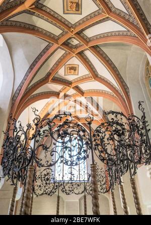 Das Innere der Pinkas-Synagoge (1535), der zweitältesten Synagoge in Prag, ist heute ein Denkmal für die Opfer des Holocaust. Stockfoto
