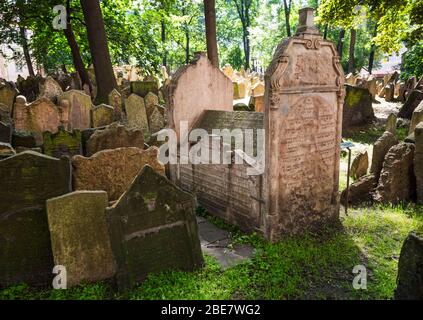 Der Alte Jüdische Friedhof in Prag, Tschechien, ist einer der größten in Europa und ein wichtiges jüdisches historisches Denkmal in der Stadt. Stockfoto