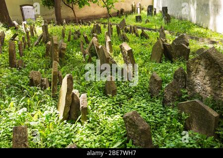 Der Alte Jüdische Friedhof in Prag, Tschechien, ist einer der größten in Europa und ein wichtiges jüdisches historisches Denkmal in der Stadt. Stockfoto