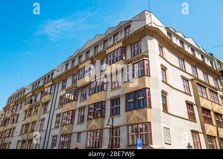 Die 'Genossenschaftshäuser' wurden 1919-1921 als Lehrer-Genossenschaftshaus im kubistischen Stil von Otakar Novotný entsönt gebaut. Prag, Tschechische Republik. Stockfoto