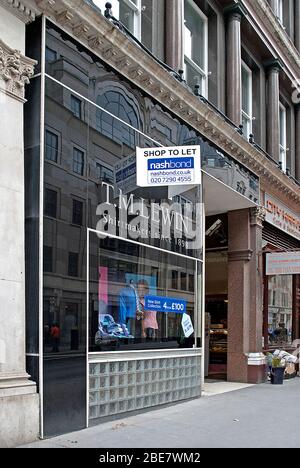 Black Glass geschwungene Ladenfront von T. M. Lewin, 115 Cannon Street, London EC4N von Walter Gropius & Maxwell Fry Stockfoto