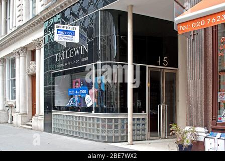 Black Glass geschwungene Ladenfront von T. M. Lewin, 115 Cannon Street, London EC4N von Walter Gropius & Maxwell Fry Stockfoto