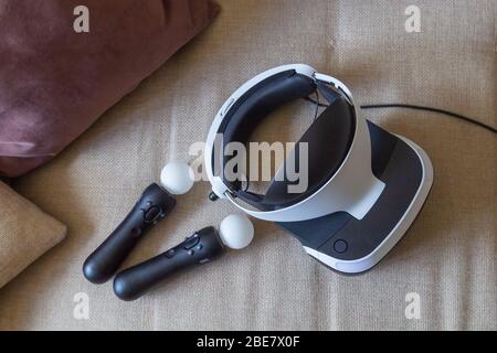 Moskau, Russland - April 12 2020 EIN playstation 4 VR-Headset zusammen mit einem playstation 4-Controller und zwei Move-Controllern auf einem Sofa. Stockfoto