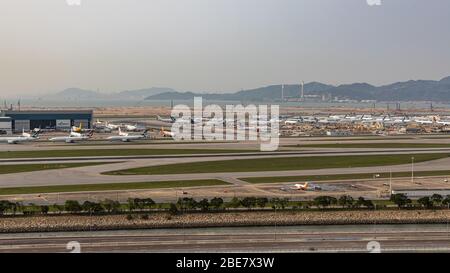 Lantau, Hong Kong - 10. April 2020 : Innenansicht des Flughafens auf der Landebahn ist der gesamte Parkplatz wegen Reisewarnung voll belegt Stockfoto