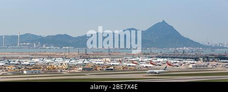 Lantau, Hong Kong - 10. April 2020 : Innenansicht des Flughafens auf der Landebahn ist der gesamte Parkplatz wegen Reisewarnung voll belegt Stockfoto