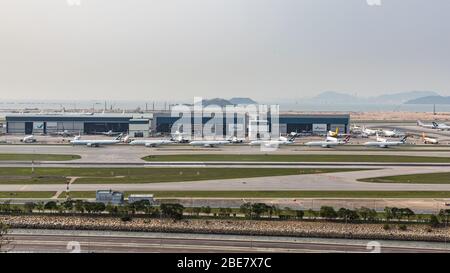 Lantau, Hong Kong - 10. April 2020 : Innenansicht des Flughafens auf der Landebahn ist der gesamte Parkplatz wegen Reisewarnung voll belegt Stockfoto