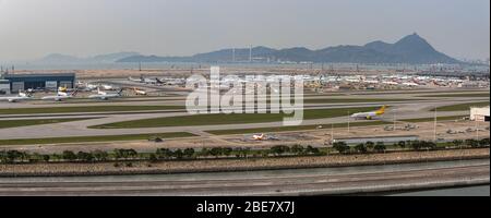 Lantau, Hong Kong - 10. April 2020 : Innenansicht des Flughafens auf der Landebahn ist der gesamte Parkplatz wegen Reisewarnung voll belegt Stockfoto