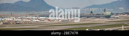 Lantau, Hong Kong - 10. April 2020 : Innenansicht des Flughafens auf der Landebahn ist der gesamte Parkplatz wegen Reisewarnung voll belegt Stockfoto