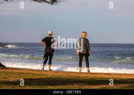 Sydney, Australien. Montag, 13. April 2020. Die Einwohner von Sydney genießen am späten Nachmittag eine Sportübung am Strand, während Familien und Freunde spazieren gehen, surfen oder eine Fahrradtour Unternehmen. Die Regierung Lockdown ermöglicht es den Bewohnern, ihre Häuser für die Ausübung jeden Tag verlassen.Credit Martin Berry / Alamy Live News Stockfoto