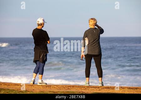 Sydney, Australien. Montag, 13. April 2020. Die Einwohner von Sydney genießen am späten Nachmittag eine Sportübung am Strand, während Familien und Freunde spazieren gehen, surfen oder eine Fahrradtour Unternehmen. Die Regierung Lockdown ermöglicht es den Bewohnern, ihre Häuser für die Ausübung jeden Tag verlassen.Credit Martin Berry / Alamy Live News Stockfoto