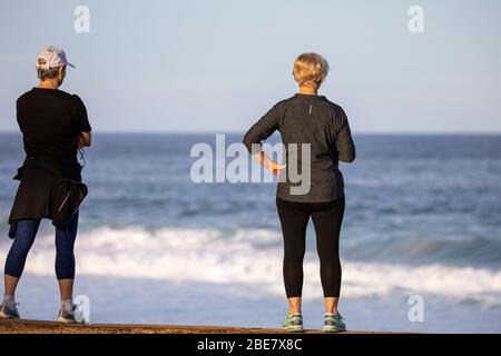 Sydney, Australien. Montag, 13. April 2020. Die Einwohner von Sydney genießen am späten Nachmittag eine Sportübung am Strand, während Familien und Freunde spazieren gehen, surfen oder eine Fahrradtour Unternehmen. Die Regierung Lockdown ermöglicht es den Bewohnern, ihre Häuser für die Ausübung jeden Tag verlassen.Credit Martin Berry / Alamy Live News Stockfoto