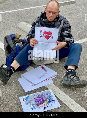 Santa Barbara, Kalifornien, USA. April 2020. Ein Obdachloser in Santa Barbara teilt am Ostersonntag sein Herz mit Freiwilligen, die saubere Kleidung und Osterbonbons austragen Credit: Amy Katz/ZUMA Wire/Alamy Live News Stockfoto