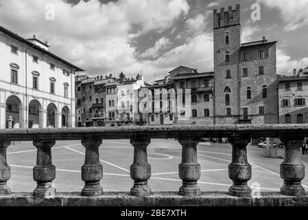 Schwarz-Weiß-Blick auf die berühmte Piazza Grande im historischen Zentrum von Arezzo, Toskana, Italien, vor einem schönen Himmel Stockfoto