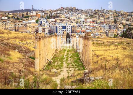 Die griechisch-römische Stadt Gerasa und das moderne Jerash im Hintergrund in Jerash, Jordanien. Leere historische Stätte. Stockfoto