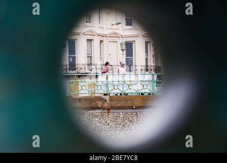 Brighton UK 13. April 2020 - EIN ruhiger Strand in Brighton und direkt am Meer an einem kalten Osterfeiertag, da die Regierungen die Beschränkungen für die Sperrung in ganz Großbritannien weiterhin aufheben. Quelle: Simon Dack / Alamy Live News Stockfoto