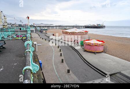 Brighton UK 13. April 2020 - EIN ruhiger Strand in Brighton und direkt am Meer an einem kalten Osterfeiertag, da die Regierungen die Beschränkungen für die Sperrung in ganz Großbritannien weiterhin aufheben. Quelle: Simon Dack / Alamy Live News Stockfoto