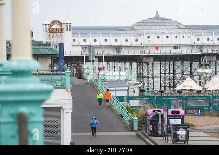 Brighton UK 13. April 2020 - EIN ruhiges Brighton Meer an einem kalten Osterfeiertag, da die Regierungen die Beschränkungen in ganz Großbritannien weiterhin sperren. Quelle: Simon Dack / Alamy Live News Stockfoto