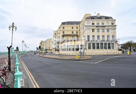 Brighton UK 13. April 2020 - Leere Straßen entlang der Küste von Brighton am Osterfeiertag, da die Regierungen die Beschränkungen für die Sperrung in ganz Großbritannien weiterhin aufheben. Quelle: Simon Dack / Alamy Live News Stockfoto