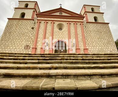 Santa Barbara, Kalifornien, USA. April 2020. Am Ostersonntag ein Schild an der verschlossenen Tür der Historischen Mission in Santa Barbara, die ihre Kirche während des Covid-19 Ausbruch geschlossen. Das Schild an der Tür lädt die Gemeindemitglieder dazu ein, sich die Dienste über soziale Medien anzusehen. Quelle: Amy Katz/ZUMA Wire/Alamy Live News Stockfoto