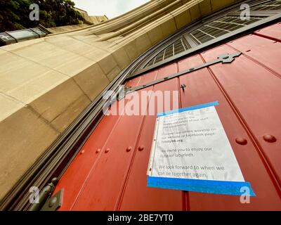 Santa Barbara, Kalifornien, USA. April 2020. Am Ostersonntag ein Schild an der verschlossenen Tür der Historischen Mission in Santa Barbara, die ihre Kirche während des Covid-19 Ausbruch geschlossen. Das Schild an der Tür lädt die Gemeindemitglieder dazu ein, sich die Dienste über soziale Medien anzusehen. Quelle: Amy Katz/ZUMA Wire/Alamy Live News Stockfoto