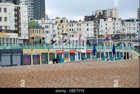 Brighton UK 13. April 2020 - EIN ruhiges Brighton Meer an einem kalten Osterfeiertag, da die Regierungen die Beschränkungen in ganz Großbritannien weiterhin sperren. Quelle: Simon Dack / Alamy Live News Stockfoto