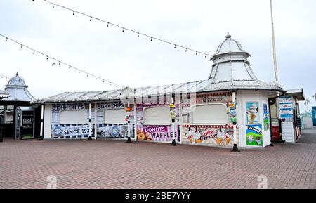 Brighton UK 13. April 2020 - EIN ruhiges Brighton Meer an einem kalten Osterfeiertag, da die Regierungen die Beschränkungen in ganz Großbritannien weiterhin sperren. Quelle: Simon Dack / Alamy Live News Stockfoto