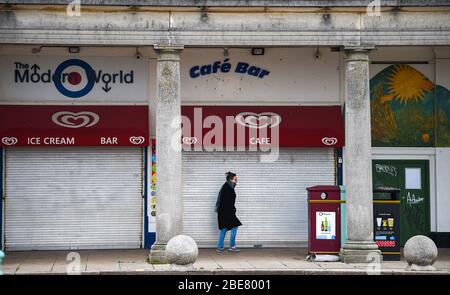 Brighton UK 13. April 2020 - EIN ruhiges Brighton Meer an einem kalten Osterfeiertag, da die Regierungen die Beschränkungen in ganz Großbritannien weiterhin sperren. Quelle: Simon Dack / Alamy Live News Stockfoto