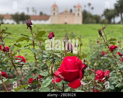 Santa Barbara, Kalifornien, USA. April 2020. Am Ostersonntag ein Schild an der verschlossenen Tür der Historischen Mission in Santa Barbara, die ihre Kirche während des Covid-19 Ausbruch geschlossen. Das Schild an der Tür lädt die Gemeindemitglieder dazu ein, sich die Dienste über soziale Medien anzusehen. Quelle: Amy Katz/ZUMA Wire/Alamy Live News Stockfoto