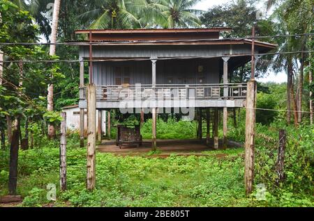 Ein Stelzenhaus im Dorf Chi Phat, Cardamom Mountains, Kambodscha Stockfoto