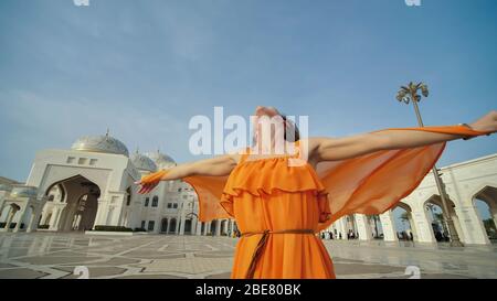 Mädchen posiert auf dem Hintergrund des Präsidentenpalastes in Abu Dhabi. Stockfoto