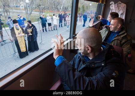 BAIKONUR, KASACHSTAN - 09. April 2020 - Expedition 63 Besatzungsmitglieder Anatoly Ivanishin, links, Ivan Vagner von Roskosmos, Zentrum, und Chris Cassidy von der NASA, Stockfoto