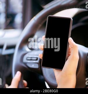 Telefon-Modell im Auto. Fahrtfahrer nach. Leerer Bildschirm. Fahrzeugnavigation Stockfoto