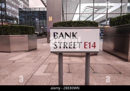 LONDON - Bank Street Schild in Canary Wharf, einem zentralen Geschäftsviertel und Welt-Finanzzentrum Stockfoto