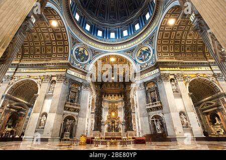 ROM, ITALIEN - 30. JUNI 2017 - St. Peter Baldachin im Kirchenschiff des Petersdoms. Stockfoto