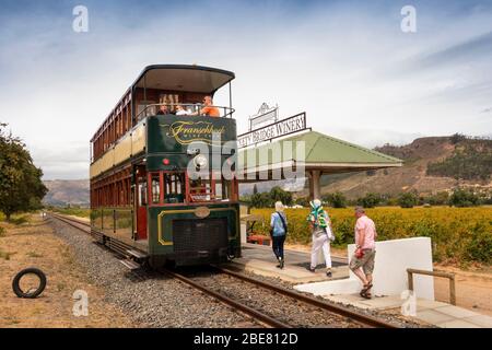 Südafrika; Franschhoek; Weinstraßenbahn, Rickety Bridge Winery Straßenbahnhaltestelle, Passagiere, die Straßenbahn nach dem Vorbild der Blackpool Doppeldecker Straßenbahn Stockfoto