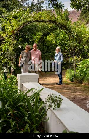 Südafrika; Franschhoek; Moreson Winery, westliche Touristen unter Bogen im Garten Stockfoto