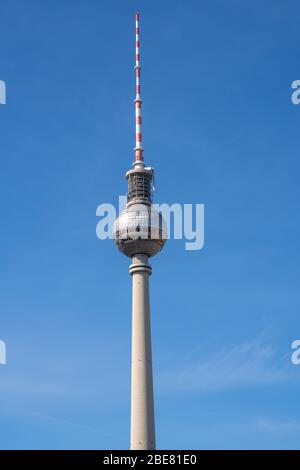 Der Fernsehturm, Berlins berühmtestes Wahrzeichen, mit klarem blauen Himmel Stockfoto