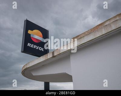 Schild der Firma Repsol an einer Tankstelle Stockfoto