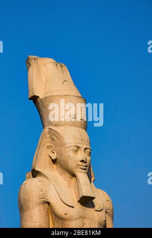 Ägypten, Kairo, Heliopolis, Orauba-Straße, Kopie eines Kolosses von Ramses II. Das Original wurde auf den Ramses-Platz und später in das große Ägyptische Museum verlegt. Stockfoto
