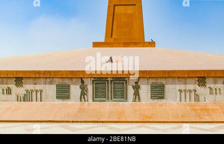 Ägypten, Kairo, Heliopolis, am Eingang des Flughafens, ein echter Obelisk. Es wurde von Tanis entfernt und zeigt die Kartuschen des Königs Ramses II.. Stockfoto