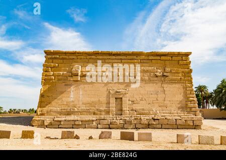 UNESCO-Welterbe, Theben in Ägypten, Deir el Chelwit, Tempel der Isis, ptolemäische und römische Zeit. Der Rücken, mit einer eingeknaubten Tür und Wasserspeier. Stockfoto